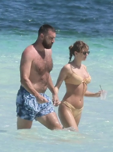 Taylor Swift y Travis Kelce disfrutan del mar