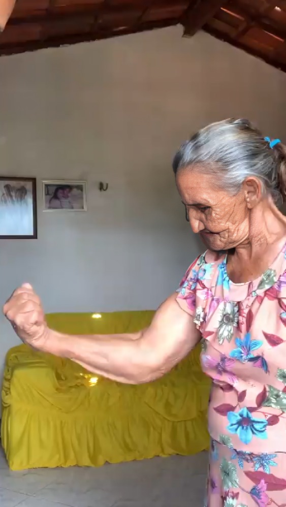 abuela preusme musculosos brazos