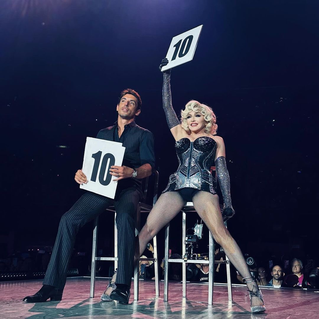 Alberto Guerra en escenario con Madonna