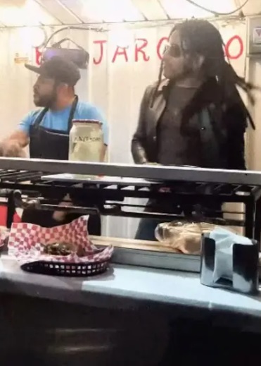 Lenny Kravitz ayuda a hacer hamburguesas en CDMX