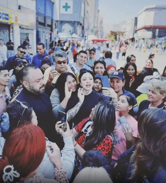 Mon Laferte se presenta gratis en calles de Chile