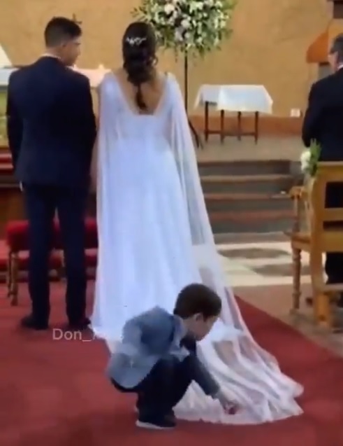 Niño usa vestido de novia como rampa para carritos
