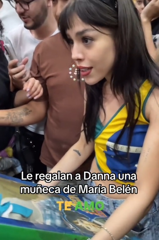 Reacción de Danna Paola con muñeca regalada