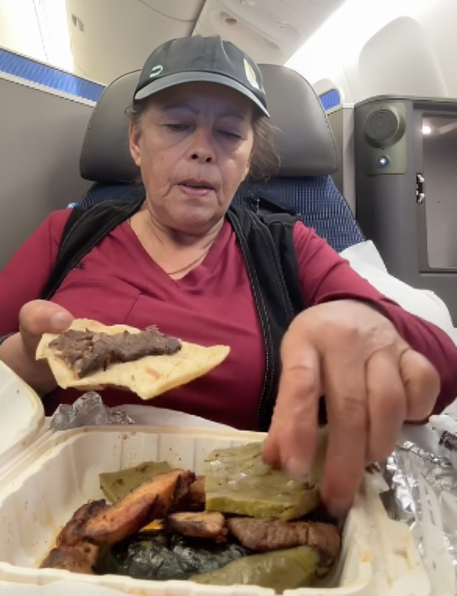 Mujer prepara tacos de carne asada durante vuelo