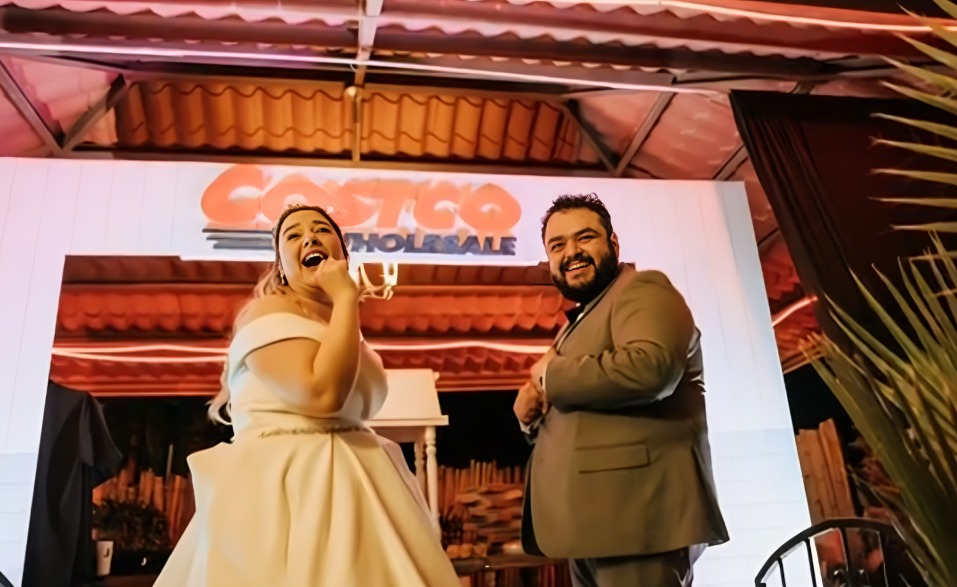 novios celebran boda inspirada en Costco
