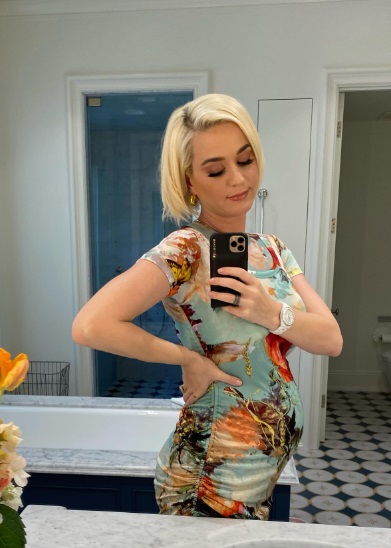 Polémica por fotos de embarazo de Katy Perry