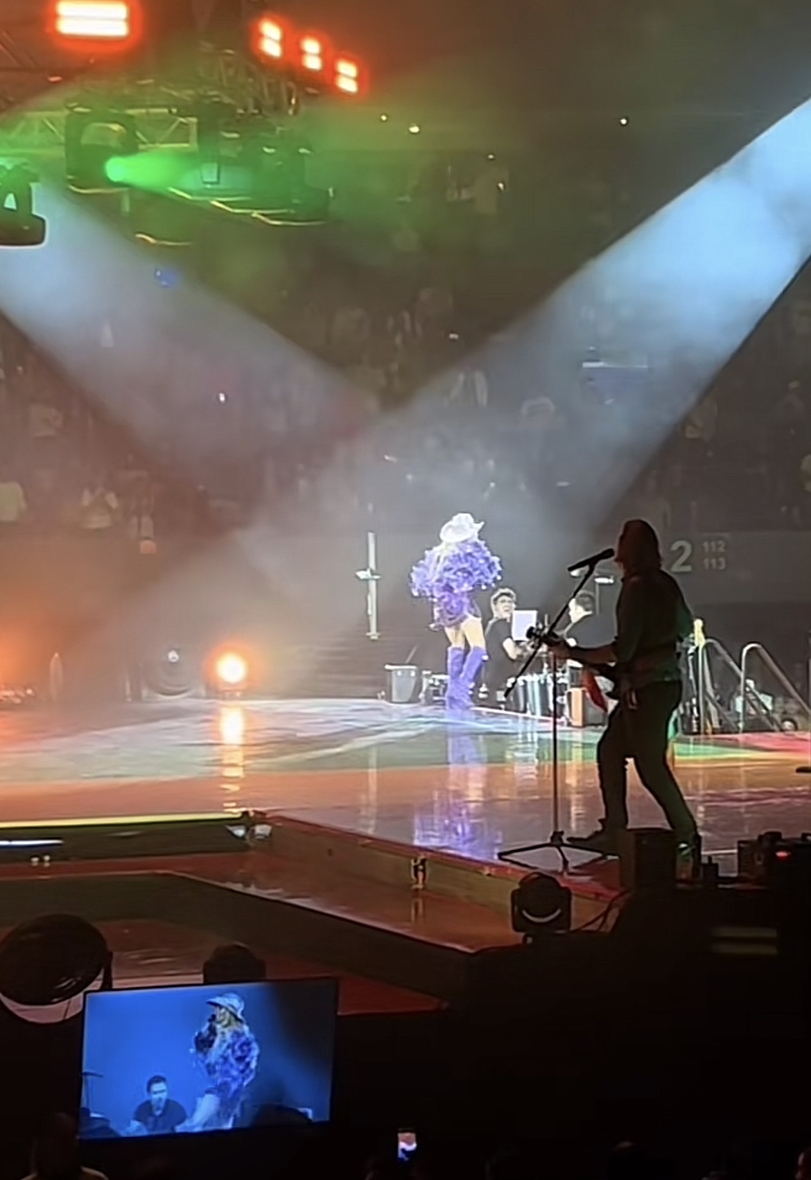 Paulina Rubio estalla contra baterista en pleno concierto 