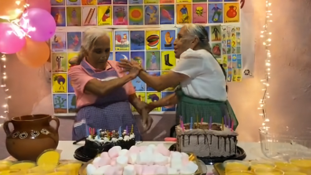 abuelitas evitan partir el pastel