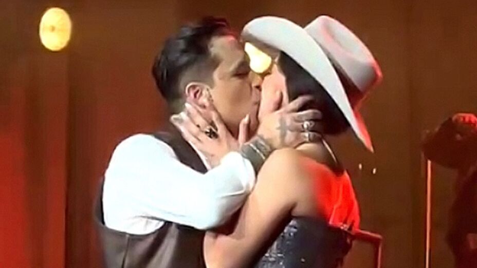 Beso entre Nodal y Ángela Aguilar
