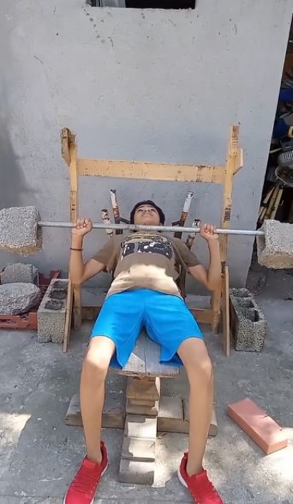 joven crea gimnasio de madera |VIDEO