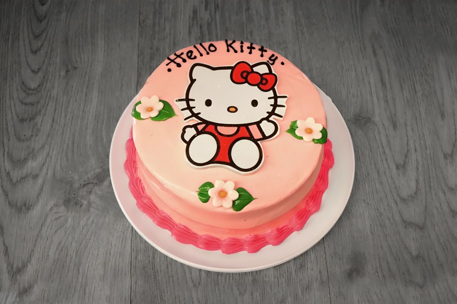 Mujer compar pastel de Hello Kitty, resultado asusta