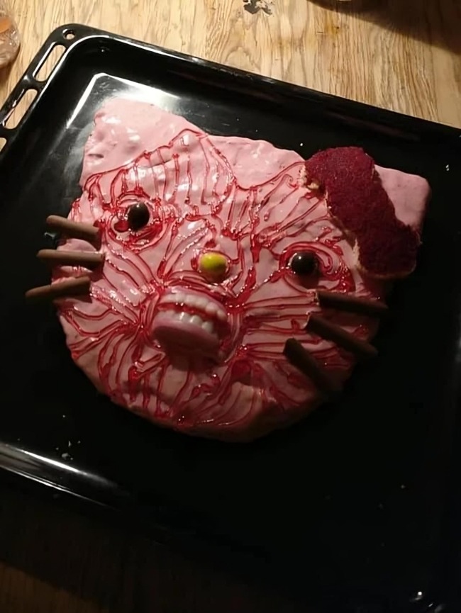 mujer recibe horrible pastel de Hello Kitty