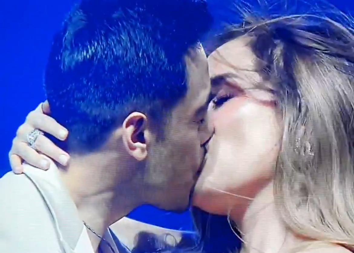 Carlos Rivera y Cynthia Rodríguez se dan beso apasaionado