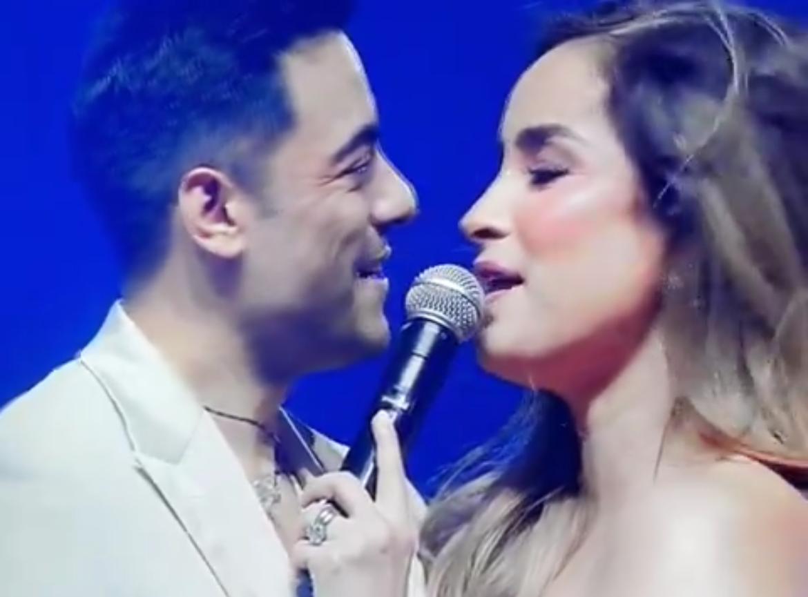 Carlos Rivera y Cynthia Rodríguez se besan en concierto