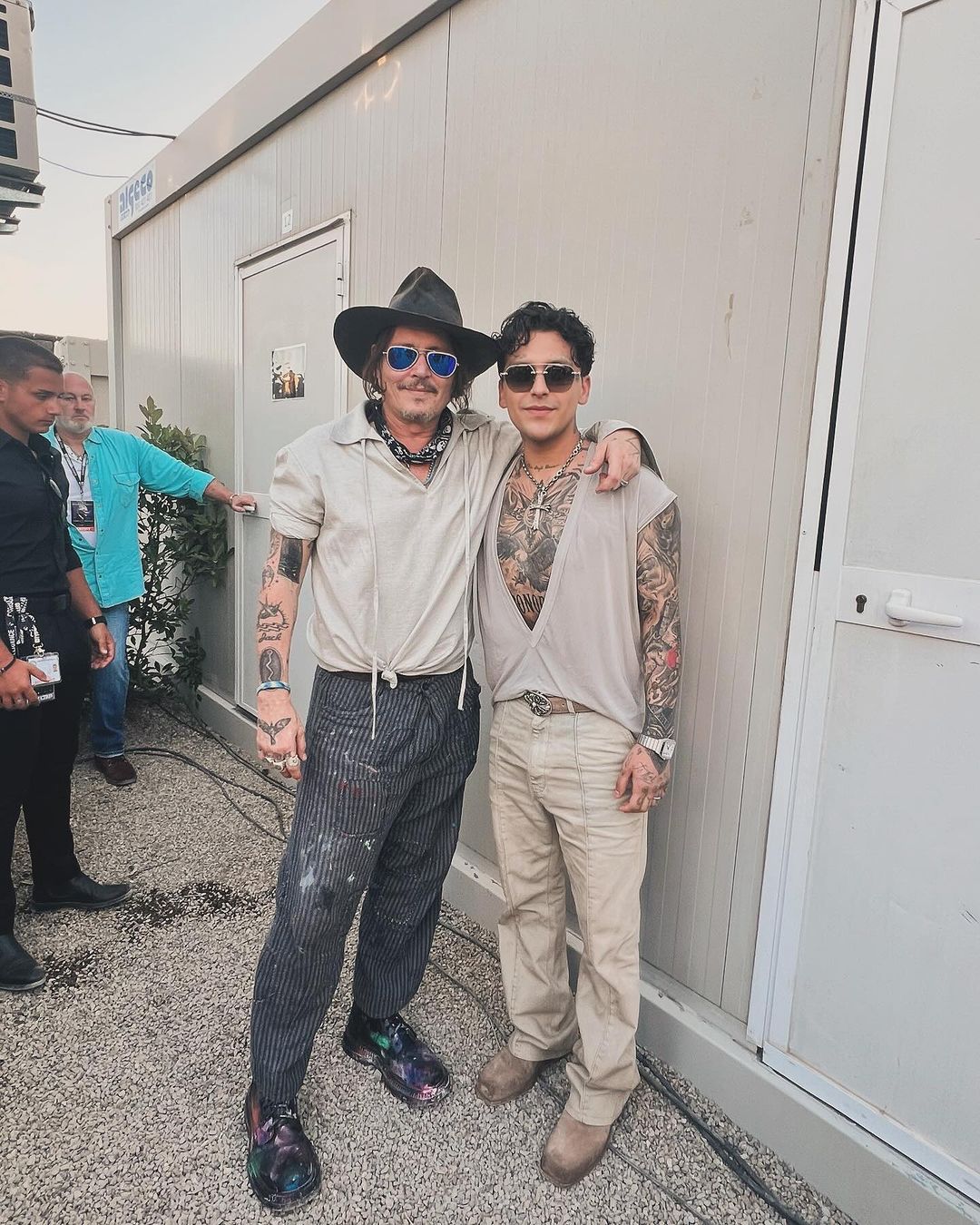 Christian Nodal posa junto a Johnny Depp