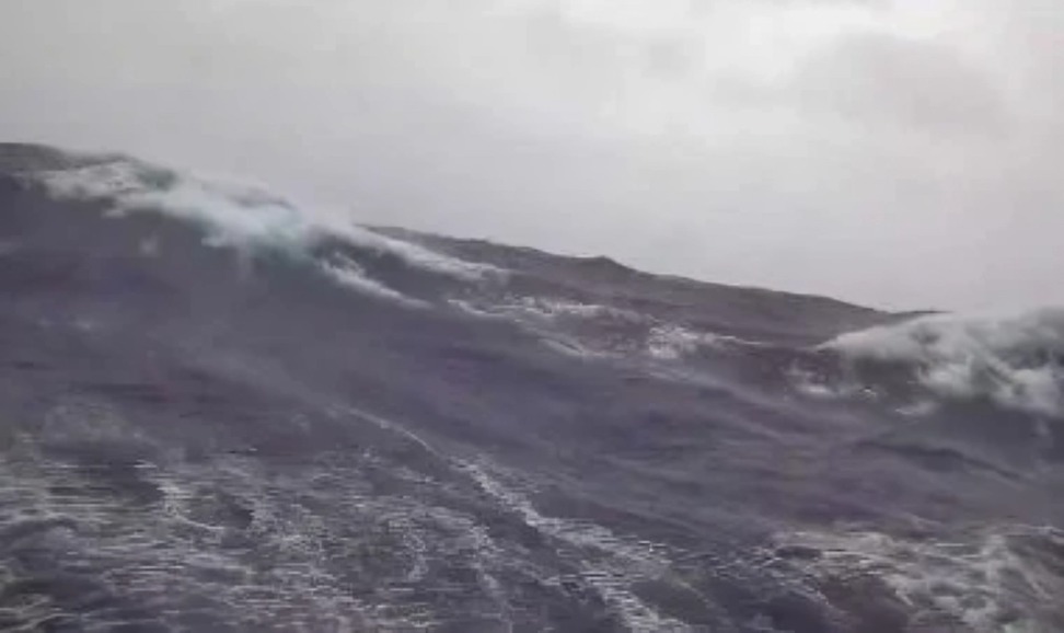 dron capta olas de hasta 6 metros de altura