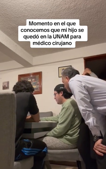 Padres celebran logro de su hijo en la UNAM