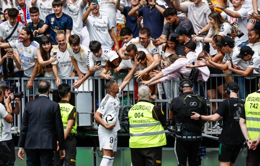 Kylian Mbappé saluda a los fanáticos del Real Madrid