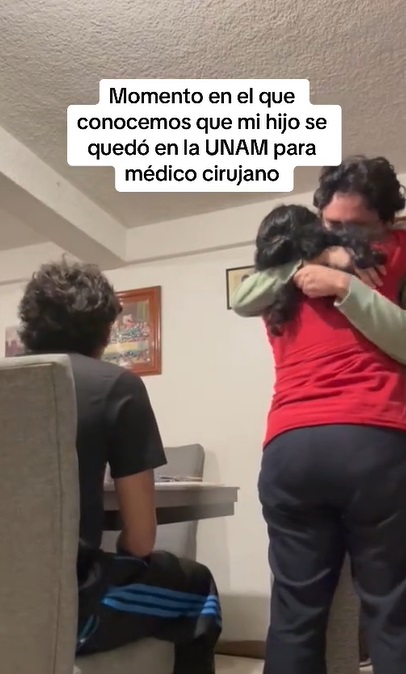 Joven entra a la UNAM y padres lo celebran