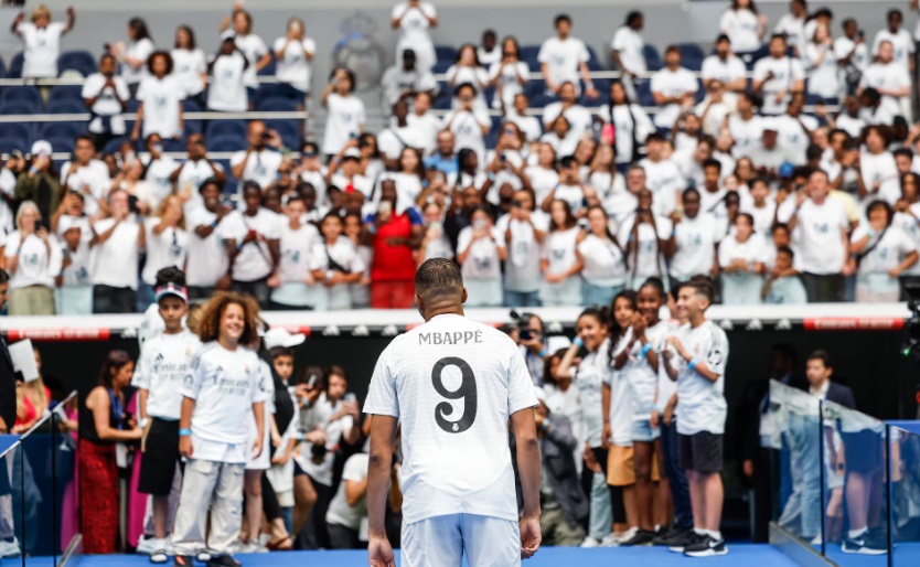 Kylian Mbappé ante los fans