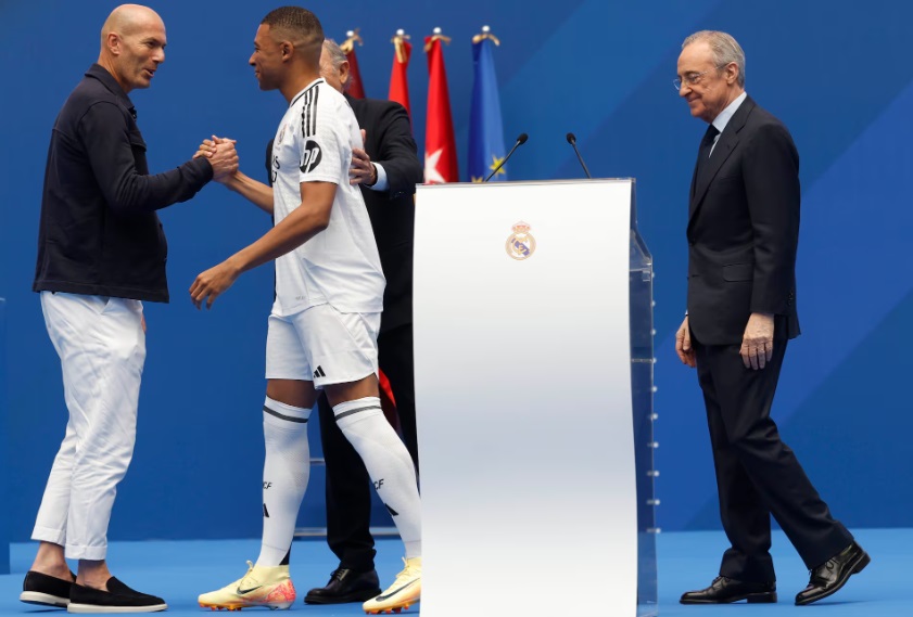 Kylian Mbappé saluda a personalidades del Real Madrid