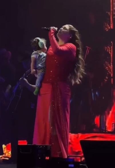 Yuridia aparece con su bebé en concierto