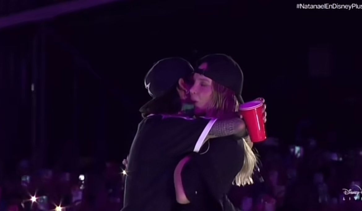 Abrazo entre Belinda y Natanael Cano 