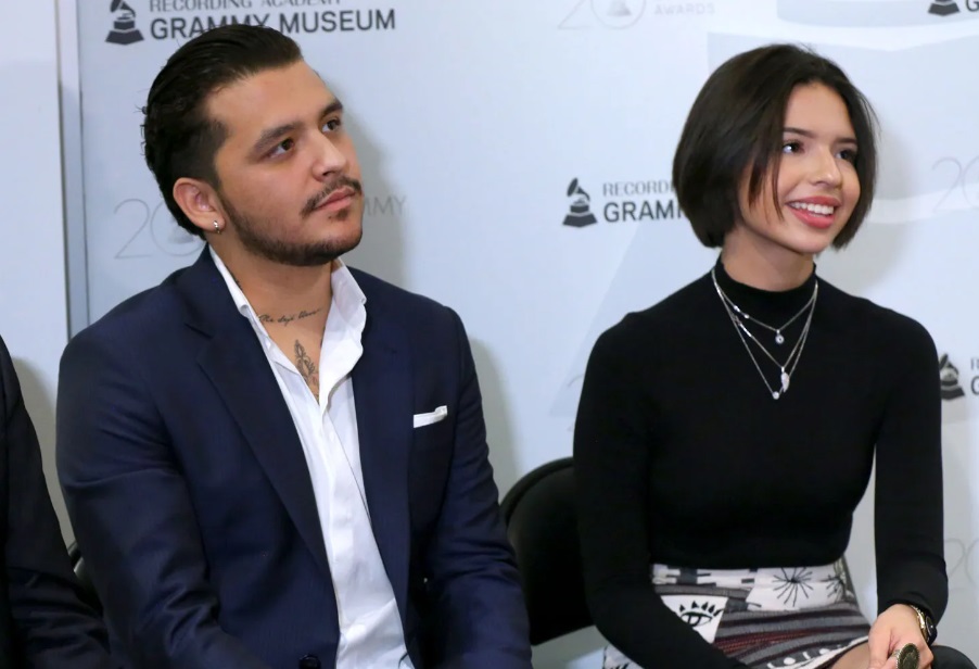 Christian Nodal y Ángela Aguilar en La Rosa de Guadalupe