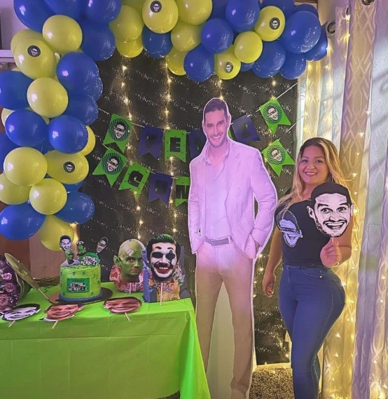 Mujer realiza fiesta con temática de Adrián Marcelo 