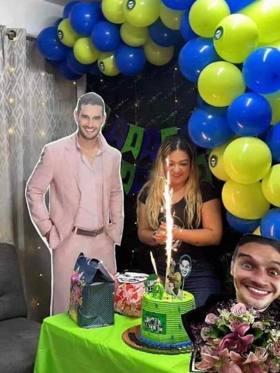 Mujer celebra fiesta con tema de Adrián Marcelo