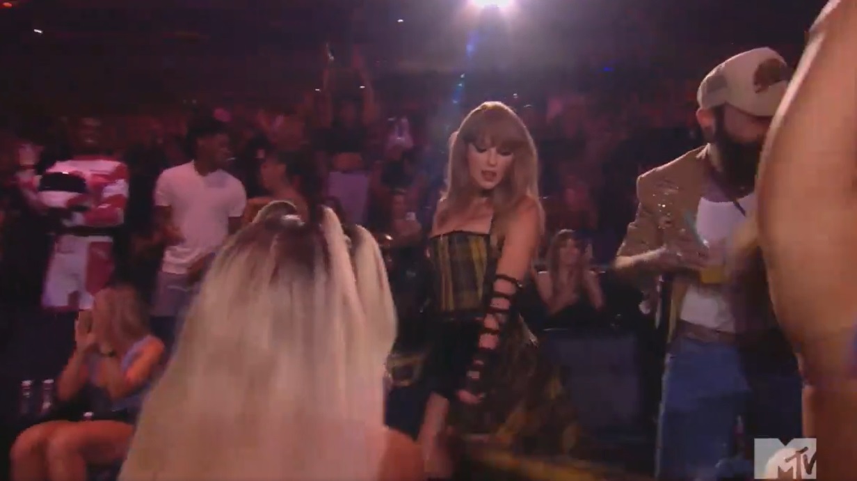 Taylor Swift con Karol G en los VMAs