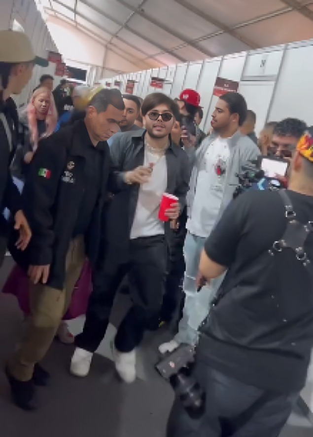 Tito Double P ignora a La CHupitos en festival Arre 2024