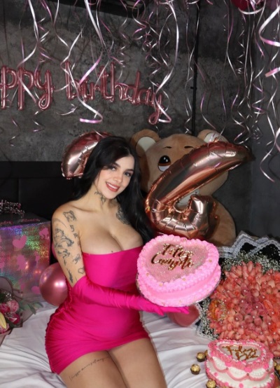 Karely Ruiz celebra su cumpleaños