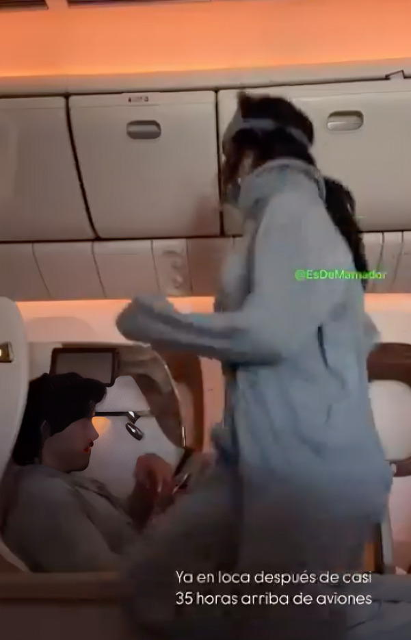 Bárbara de Regil hace ejercicio en pleno vuelo