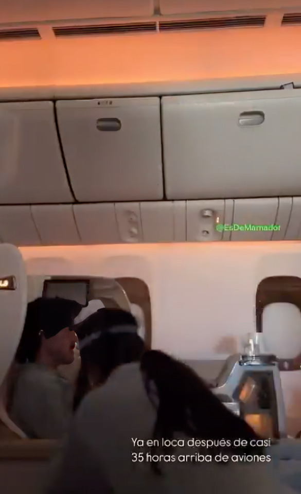 Bárbara de Regil hace ejercicio en pleno vuelo