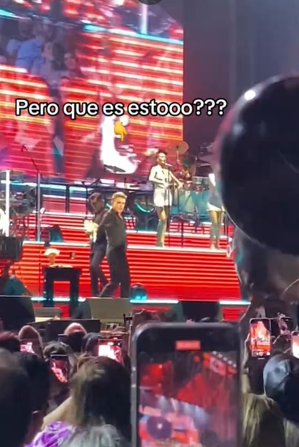 Luis Miguel cacha sostén en pleno concierto