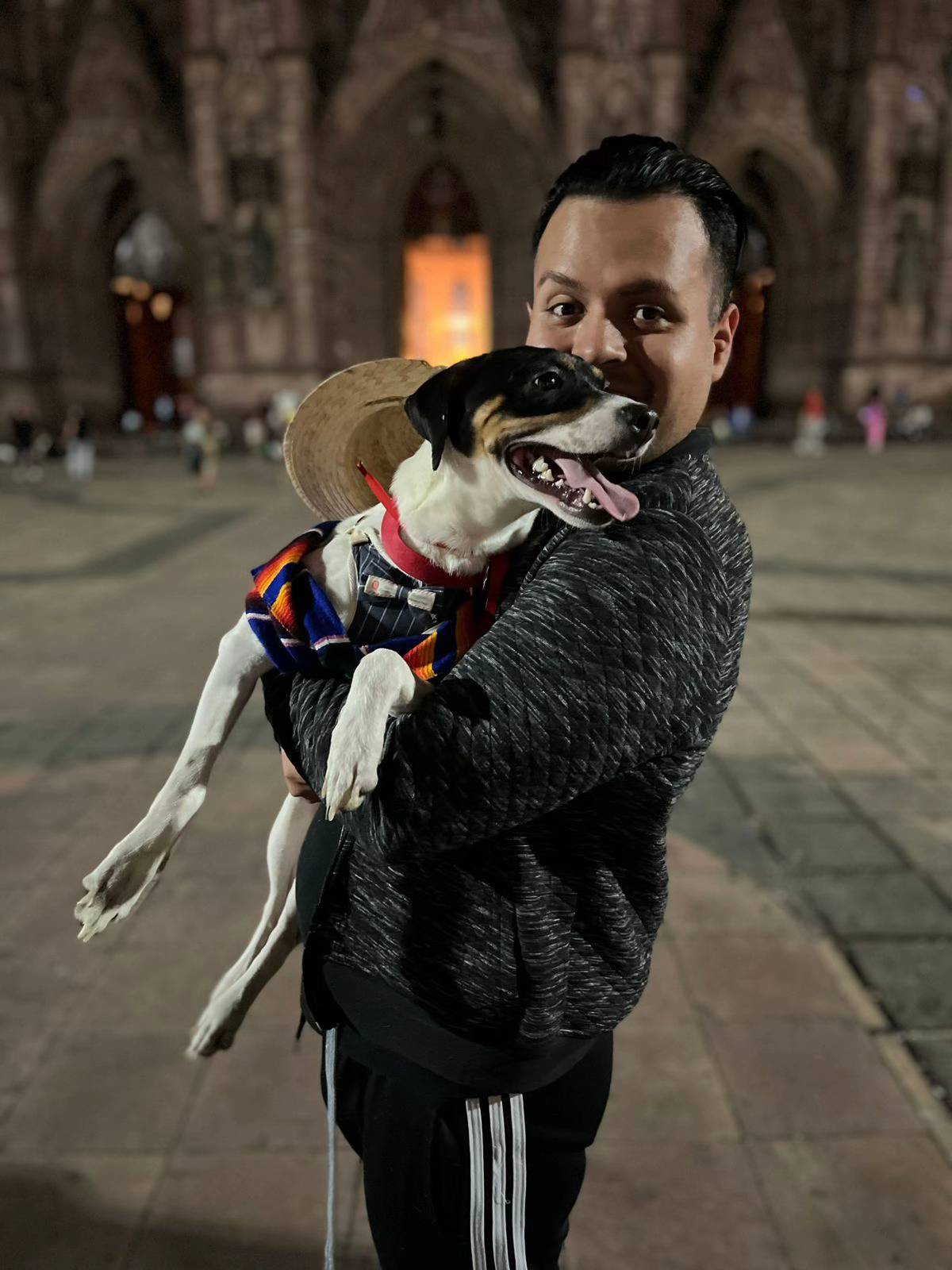 Perrito visita a la Virgen de Guadalupe tras hacerle milagro