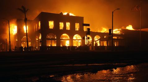 Fuego afecta a casas de famosos en Los Ángeles, California 