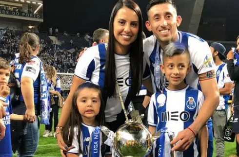 Héctor Herrera anuncia divorcio con Shantal 