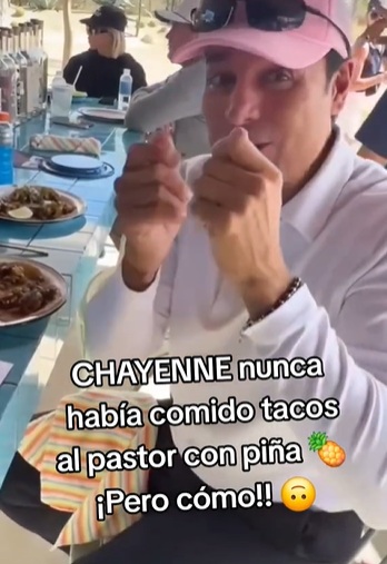 Así reaccionó Chayanne al comer tacos al pastor