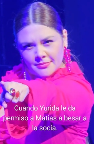 Yuridia pide que su esposo bese a otra mujer