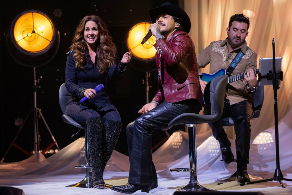 Nodal canta con Lucero en programa