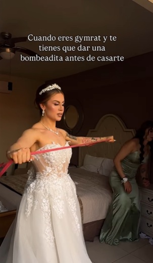 Novia usa liga para hacer ejercicio en boda