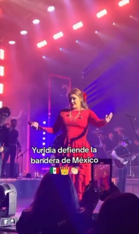 Yuridia defiende bandera de México en concierto