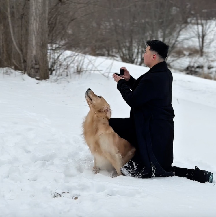 Hombre y perro hacen propuesta de matrimonio en nieve |VIDEO