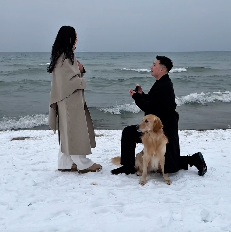 Hombre entrena a perro para tierna propuesta de matrimonio