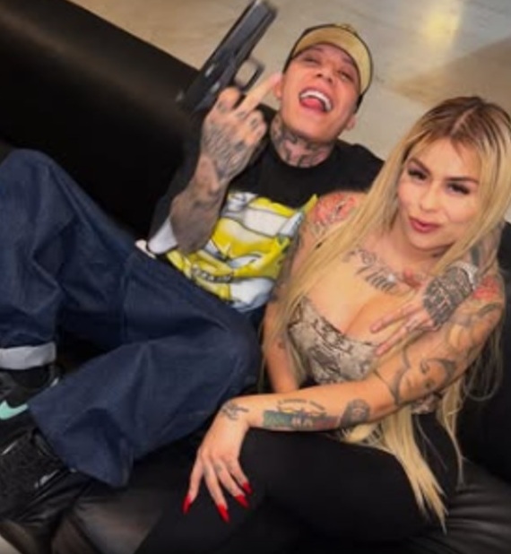 Mona aparece en video con Santa Fe Klan