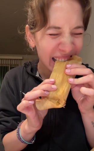 Joven muerde tamal con todo y hoja