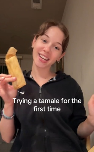 Joven come tamales por primera vez