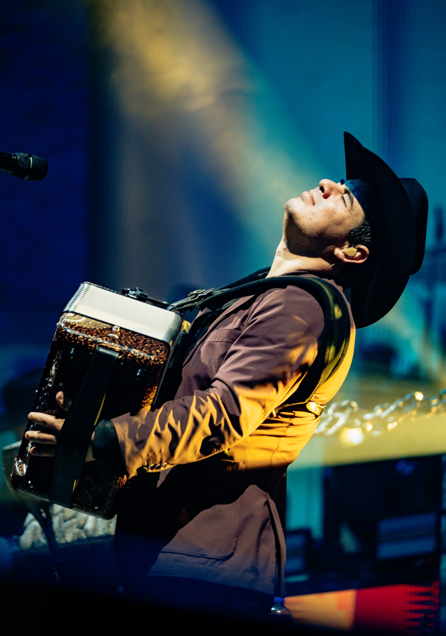 Alfredo Olivas se cae por correr como Naruto en concierto